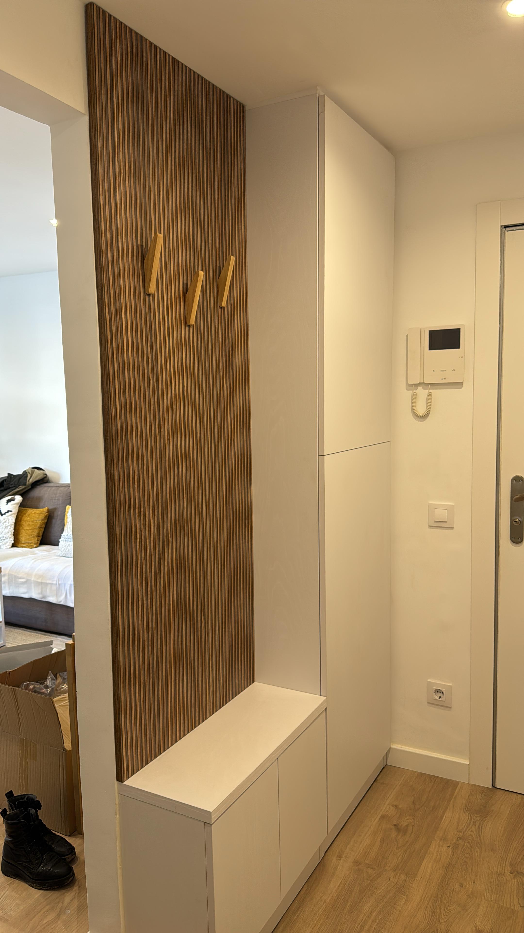 Recibidor con Panel Decorativo